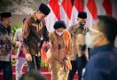 Hadiri Muktamar Pemuda Muhammadiyah, Jokowi Tuntun Bu Mega Turun dari Panggung, Lihat - JPNN.com