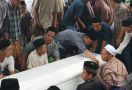 Suasana Haru Menyelimuti Prosesi Pemakaman Irma Lestari di Lombok Barat - JPNN.com