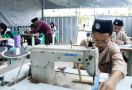 SDG Banten Ajak Para Santri Kembangkan Kemampuan Menjahit - JPNN.com