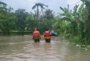 Banjir Merendam Ribuan Rumah Warga di Karawang - JPNN.com
