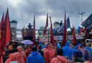 Diguyur Hujan, Ribuan Buruh Tetap Demo Tolak Perpu Ciptaker di DPR - JPNN.com