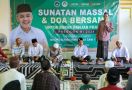 Santri Dukung Ganjar Gelar Sunat Massal & Beri Bantuan untuk Ponpes di Pontianak - JPNN.com