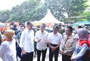 Direksi Pertamina Dampingi Presiden Jokowi Kunjungi Posko Pengungsian di RPTRA Rasela - JPNN.com