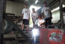 KST Dukung Ganjar Serahkan Bantuan Las Listrik Untuk Sopir Truk di Bogor - JPNN.com