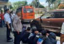 Belasan Remaja Melempari Pengendara Motor, Ada yang Kena, Tewas - JPNN.com