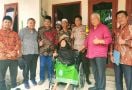 Rachmat Hidayat Bantu Penderita Lumpuh, Termasuk Cucu Wabup Lombok Timur - JPNN.com