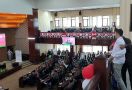 Tanggapan Plt Wali Kota Bekasi soal Aksi Pria Menebar Uang Mainan saat Dirinya Berpidato - JPNN.com