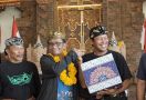 Bersama Mahfud MD, DPP IKA UII Bagikan Ratusan Paket Sembako di Bali - JPNN.com