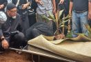 Suasana Pemakaman Nani Wijaya, Nina Kartika Mencium Kaki Sang Ibu - JPNN.com