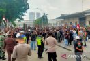 Warga Bekasi Demo Perusahaan Otomotif, Ini Tuntutannya - JPNN.com