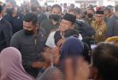 Dampingi Jokowi Cek Harga di Pasar Rakyat Tabalong, Prabowo Dipeluk Erat Mak-Mak Pedagang - JPNN.com