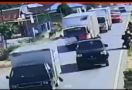 Pengendara Motor Tewas jadi Korban Tabrak Lari, Itu Mobil Pelaku di CCTV - JPNN.com