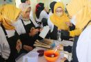 Sukarelawan Sandiaga Uno Beri Pelatihan Kosmetik Bagi Emak-emak di Sukabumi - JPNN.com
