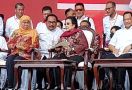Lihat Sosok yang Duduk di Samping Megawati di Acara Peringatan UU Desa - JPNN.com