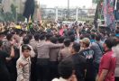 Ricuh, Jalan di Depan Gedung DPR Ditutup Massa Demo Tolak Perpu Ciptaker - JPNN.com