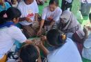 Orang Muda Ganjar Melatih Warga di Situbondo Mengolah Pisang jadi Camilan - JPNN.com