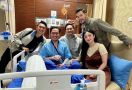 Dewi Perssik Jenguk Nassar ke Rumah Sakit, Begini Penampakannya - JPNN.com