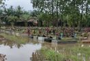 Hujan Deras, TPU Kebun Bunga di Palembang Terendam Banjir - JPNN.com