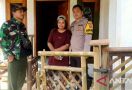 2 Pria Terpaksa Dikurung di Kandang oleh Keluarga - JPNN.com