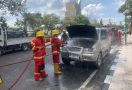 Mobil Chevrolet Tavera Tiba-Tiba Terbakar di Jalan Sudirman Pekanbaru, Lihat - JPNN.com