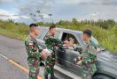 Prajurit TNI Membagikan Takjil Gratis untuk Warga Perbatasan Indonesia- Malaysia - JPNN.com