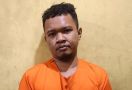 Pemuda Kampar Penggorok Leher Ayahnya Berani di Belakang Mobil Polisi, Sontoloyo! - JPNN.com