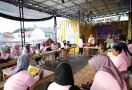 Srikandi Ganjar Banten Ajarkan Perempuan Milenial Membuat Kue Nastar - JPNN.com
