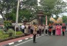 Irjen Setyo Boedi Disambut Tradisi Angngaru Saat Memasuki Mapolda Sulsel - JPNN.com