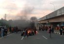 Demo Mahasiswa di Makassar, Tolak UU Ciptaker, 1 Jalan Ditutup - JPNN.com