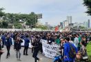 Ratusan Mahasiswa Demo Tolak UU Ciptaker di DPR, Begini Kondisinya - JPNN.com