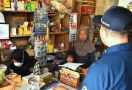 Operasi Pasar di Pekanbaru, Bea Cukai Temukan Rokok Dilekati Pita Cukai Diduga Palsu - JPNN.com