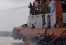 Kapal Bermuatan 40 Ton Beras Terbakar di Perairan Sungai Musi - JPNN.com