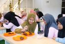 Srikandi Ganjar Latih Perempuan Milenial Membuat Makanan Khas Lebaran - JPNN.com