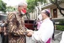 Ganjar Membagikan Insentif Bagi Ratusan Ribu Guru Keagamaan dari 5 Agama di Jateng - JPNN.com