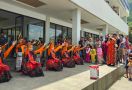 Wisatawan Tak Usah Bosan ke Pelabuhan Tigaras, Tarian Toba Persembahan Remaja Menunggu - JPNN.com