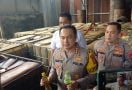 Polrestabes Palembang Gerebek Gudang Penimbunan BBM, Pemiliknya Diburu Polisi - JPNN.com