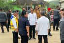 Dampingi Presiden Jokowi Saat Tinjau Jalan Rusak di Lampung, Erick Thohir Bilang Begini - JPNN.com