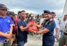 Apresiasi Nelayan di Labuan Bajo, Kemenhub Bagikan Ribuan Sembako - JPNN.com