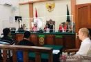 Mabuk, Bule Pukuli Polisi Terancam 2 Tahun Penjara - JPNN.com