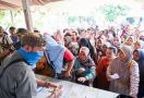 Ratusan Paket Sembako Murah dari Sukarelawan Sandiaga Diserbu Warga Karawang - JPNN.com