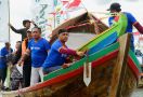 Lestarikan Budaya Petik Laut, Avian Mengecat Ulang 500 Perahu Nelayan - JPNN.com
