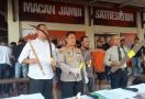 Saling Ejek di Medsos, Lalu Tawuran, Belasan Remaja Ditangkap, Senjatanya Mengerikan - JPNN.com
