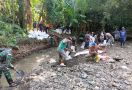 Cegah Banjir, Satgas Yonarmed 1 Kostrad Bantu Warga Membuat Tanggul Sungai - JPNN.com