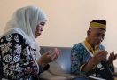 Khofifah Menemui Harun Calon Haji Tertua RI Berusia 119 Tahun: Mohon Doanya untuk Jawa Timur - JPNN.com