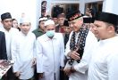 Ganjar Pranowo Mendapat Serban Batik ketika Sowan ke Kiai Sepuh Banten - JPNN.com