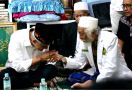 Sowan Abuya Muhtadi, Ganjar Disilakan Menempati Kursi yang Pernah Diduduki Jokowi - JPNN.com