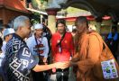 Ganjar Menyapa Biksu yang Istirahat di Musala dan Singgung Soal Kebinekaan - JPNN.com