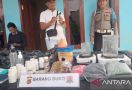 Polisi Gerebek Pabrik Narkotika Rumahan di Karawang - JPNN.com