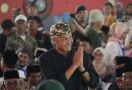 Ganjar Disematkan Belangkon dan Diterima Keluarga Besar Masyarakat Cirebon - JPNN.com