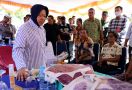 Jurus Mensos Risma Memotivasi Mama-Mama Perajin Batik di Biak Numfor, Bikin Terharu - JPNN.com
